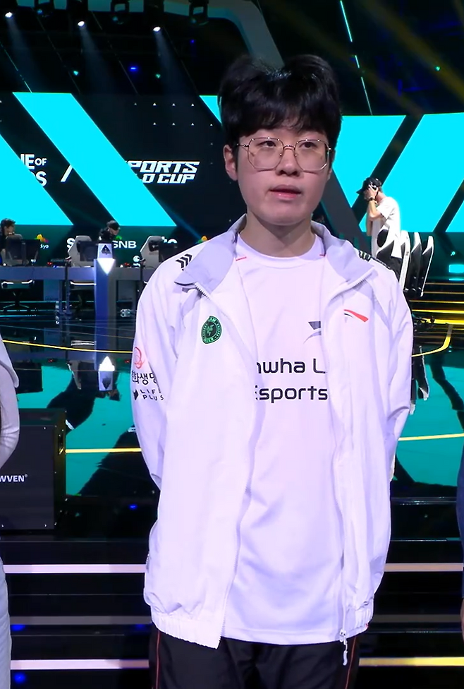 '제우스' 최우제가 17일 사우디아라비아 STC Arena에서 열린 AL과의 EWC 리그오브레전드 8강전이 끝난 뒤 인터뷰하고 있다. 치지직 제공