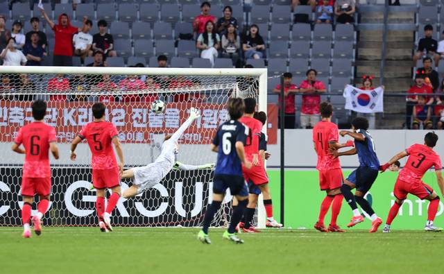 경기 용인미르스타디움에서 15일 열린 2025 동아시아축구연맹(EAFF) E-1 챔피언십 최종전 한국과 일본의 경기에서 일본의 베테랑 공격수 저메인 료(오른쪽에서 두 번째)가 전반 8분 만에 선취골을 넣고 있다. 연합뉴스