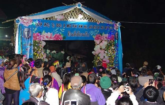 프레이저 선교사가 리수족을 처음 만난 해인 1910년을 기념해 리수족 기독교인이 지난 2019년 개최한 109주년 기념행사 모습입니다. 프레이저 선교사의 얼굴이 보인다. 현수막 왼쪽에 프레이저 선교사의 얼굴이 보입니다. OMF 국제본부 홈페이지 캡처