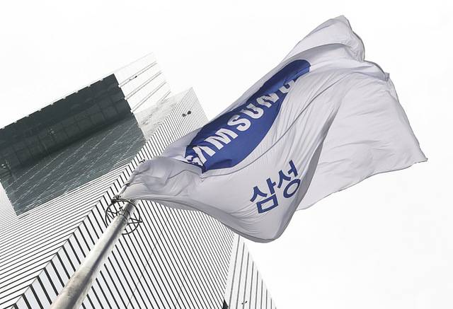 서울 서초구 삼성전자 사옥 앞의 삼성 깃발이 17일 바람에 날리고 있다. 이날 이재용 회장의 부당합병·부실회계 혐의에 대한 대법원의 무죄 선고를 기점으로 삼성전자가 ‘잃어버린 9년’을 극복하고 다시 초일류 궤도에 들어설지 업계가 주목하고 있다. 연합뉴스