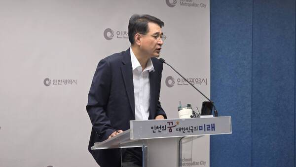 정승환 인천시 환경국장이 17일 인천시청 브리핑룸에서 환경국 기자 간담회를 하고 있다. 장민재기자