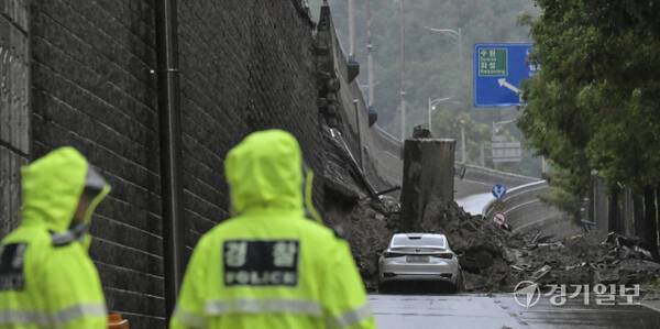 지난 16일 오후 오산시 가장교차로 고가도로의 옹벽이 도로로 무너지면서 이곳을 지나가던 차량 1대를 덮치는 사고가 발생했다. 경기일보DB