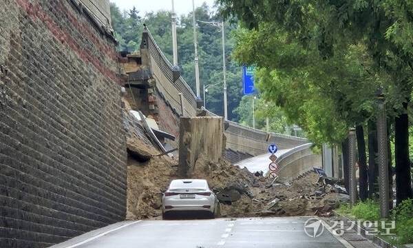 지난 16일 붕괴 사고로 사망자가 발생한 오산시 가장교차로 고가도로 옹벽. 흙과 벽돌 더미, 추가 피해 차량 등이 그대로 남아있다. 김도균기자