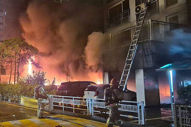 17일 오후 9시 10분쯤 경기 광명시 소하동의 한 아파트 주차장에서 불이 나 소방대원들이 진화 작업을 하고 있다. 연합뉴스