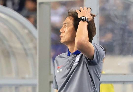 답답한 표정의 홍명보 감독. 사진[연합뉴스]