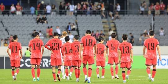 패배 아쉬워하는 한국. 사진[연합뉴스]