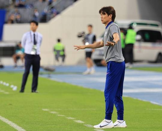 작전 지시하는 홍명보 감독. 사진[연합뉴스]