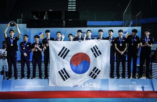 U-19 세계선수권 동메달을 차지한 남자 청소년 배구 대표팀 선수들. 사진[연합뉴스]