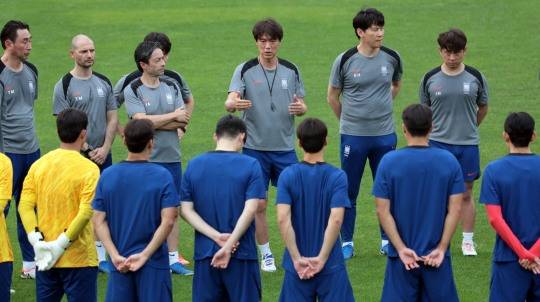 지시사항 전달하는 홍명보 감독. 사진[연합뉴스]