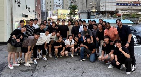 선수단 회식에 참석한 kt wiz 전 외국인 투수 쿠에바스(앞줄 청바지 입은 선수). 사진[연합뉴스]