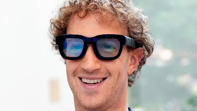 마크 저커버그 메타 CEO가 지난해 9월 공개한 스마트 안경 ‘오라이언’을 쓰고 있는 모습 [사진=메타]