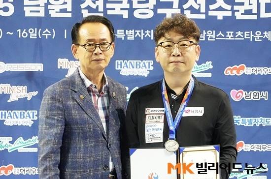 전국대회 개인전 결승에 처음 오른 장성원은 아쉽게 준우승에 그쳤다. 전북당구연맹 이병주 회장과 기념촬영하는 장성원.