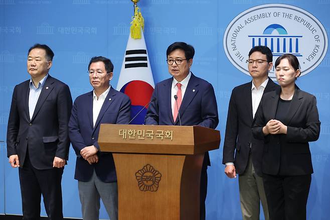 신성범(왼쪽부터)·이상휘·김장겸·박정훈 등 국회 과학기술정보방송통신위원회 소속 국민의힘 의원들이 2일 오후 서울 여의도 국회 소통관에서 기자회견을 열고 더불어민주당이 추진 중인 ‘방송 3법’(방송법·방송문화진흥회법·한국교육방송공사법 개정안)에 대해 규탄하고 있다. [사진출처=뉴스1]