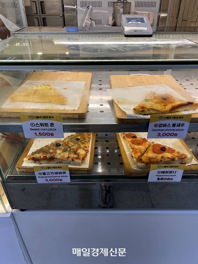 서울 지하철 2호선 사당역 내 1달러 피자 가게. [박성렬 인턴기자]