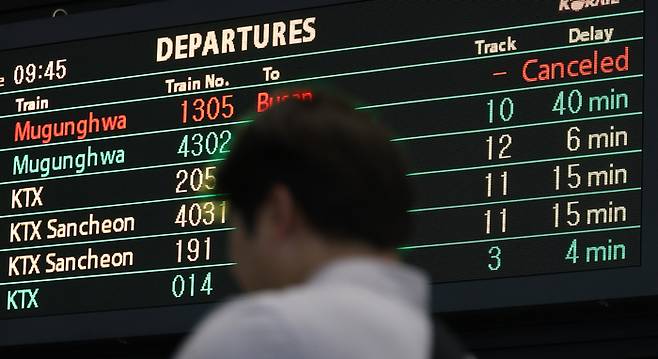 중부지방을 중심으로 폭우가 쏟아진 17일 오전 대전시 동구 정동 대전역 전광판에 열차 운행 중지와 지연 안내문이 나오고 있다. [사진 = 연합뉴스]