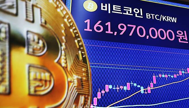 지난 14일 오전 서울 서초구 빗썸라운지 전광판에 비트코인 가격이 표시되고 있다. [뉴스1]