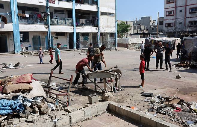 17일(현지시간) 가자지구 피란민들이 지내는 한 학교 건물이 폭격을 맞은 모습. [사진 = 로이터 연합뉴스]