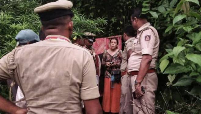 인도 남부 지역의 한 동굴에서 어린 두 딸과 함께 살던 러시아 여성이 경찰에 발견됐다./사진=인디안익스프레스