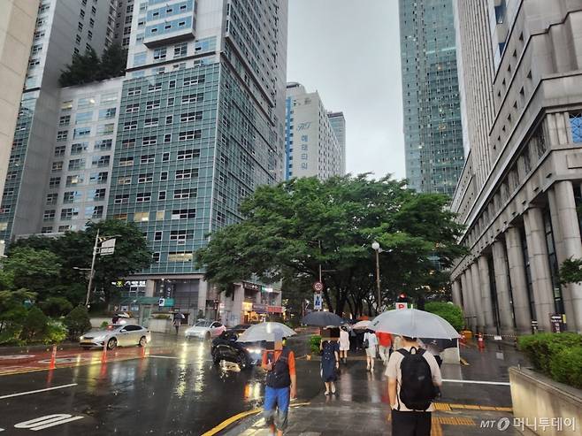 서울 동작구 보라매병원역 인근에서 17일 오전 김모씨(30대)가 출근하며 찍은 거리 사진. 시민들이 우산을 쓰고 출근하고 있다. /사진=독자제공.