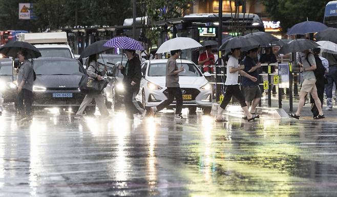 서울지역에 강한 비가 내리는 가운데 17일 서울 종로구 세종대로에서 시민들이 우산을 쓰고 출근길에 나서고 있다. /사진=뉴시스.
