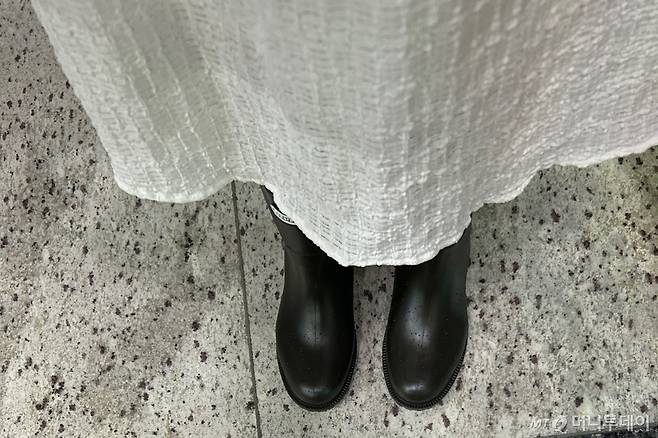 17일 오전 약수에서 광화문으로 출근하는 27세 여성 정모씨가 장화를 신은 모습. /사진=독자 제공.