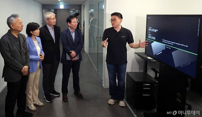 정태호 국정기획위원회 경제1분과위원장과 분과위원들이 지난달 25일 경기 성남시 AI 반도체 혁신기업 리벨리온을 방문해 간담회에 앞서 박성현 리벨리온 대표에게 제품에 대한 설명을 듣고 있다./사진=뉴스1