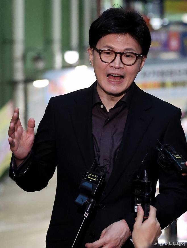 [대구=뉴시스] 이무열 기자 = 한동훈 제21대 대통령 선거 국민의힘 경선 후보가 1일 대구 중구 서문시장에서 이재명 더불어민주당 대통령 후보의 공직선거법 위반 사건에 대한 대법원의 유죄 취지 파기환송 판결과 관련해 취재진의 질문에 답하고 있다. 2025.05.01. lmy@newsis.com /사진=이무열