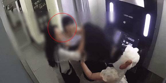 베트남 하노이 한 셀프 사진관에서 촬영 중인 베트남 여성들에게 시비를 걸고 폭행한 한국 여성이 근무 중이던 회사에서 퇴사 처분을 받았다. 사진은 한국 여성이 베트남 여성들을 폭행한 모습이 담긴 CCTV 영상의 모습. /사진=SNS 갈무리