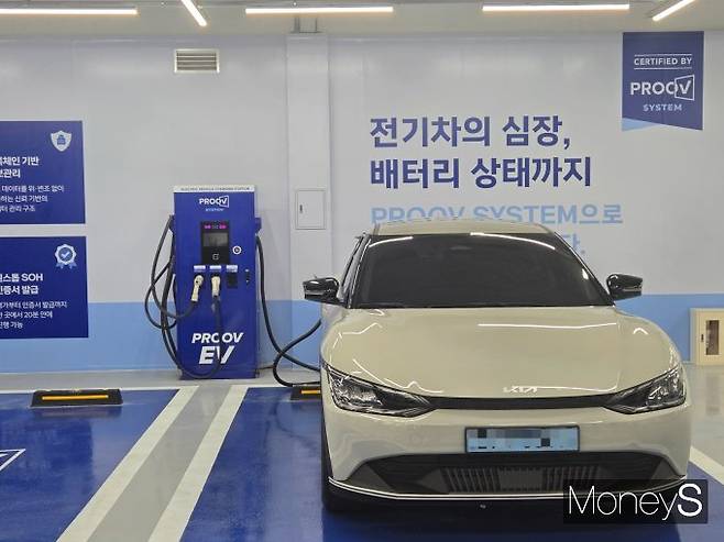 오토옥션의 중고 전기차는 AI 기반 배터리 상태 분석을 거쳐 한국전기차산업협회의 공식 인증서를 발급 받는다. /사진=김이재 기자