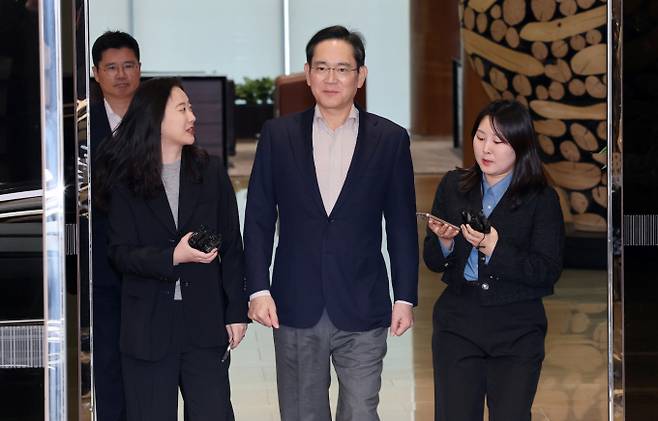 이재용 삼성전자 회장이 지난 4월9일 일본 출장을 마치고 서울 강서구 서울김포비즈니스항공센터(SCBAC)로 귀국하고 있다. / 사진=뉴스1 박세연 기자 /사진=(김포공항=뉴스1) 박세연 기자