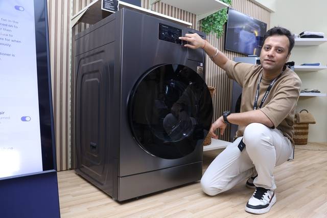 인도에서 삼성전자 ‘비스포크 AI 가전’ 기능을 한 소비자가 체험하고 있다. 삼성전자 제공