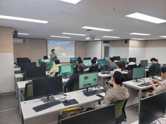 서울 서초구에서 진행된 주민 디지털 리터러시 교육. 서초구청 제공