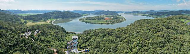 영산강 물길이 위아래를 바꾼 오메가(Ω) 모양으로 굽이치는 모습. 이곳을 물이 느려진대서, 혹은 땅이 늘어져 있다고 해서 ‘느러지’라 부른다. 사진 가운데 있는 것이 느러지전망관람대다. 전망대가 있는 곳은 전남 나주 땅이고, 강 너머 한반도 모양의 땅이 무안 몽탄면이다.