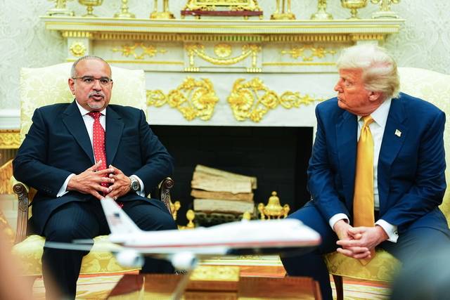 도널드 트럼프(오른쪽) 미국 대통령과 살만 빈 하마드 알 칼리파 바레인 왕세자 겸 총리. EPA 연합뉴스