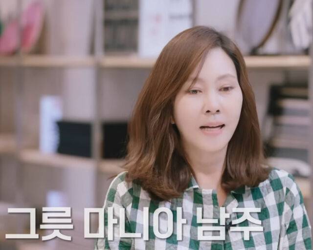 김남주가 그릇 구경을 하며 행복한 표정을 지었다. / 유튜브 '김남주'