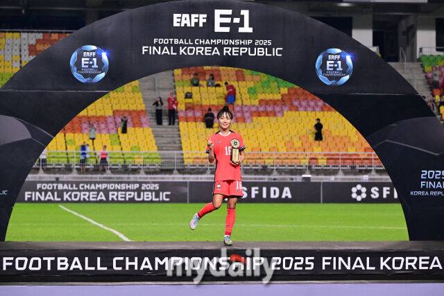 2025년 7월 16일 오후 경기도 수원월드컵경기장에서 2025 동아시아축구연맹(EAFF) E-1 챔피언십(동아시안컵) 여자부 3차전, 대한민국과 대만의 경기가 열렸다. 대한민국이 2-0으로 승리하며 2005년 초대 대회 우승 이후 20년 만에 동아시안컵 정상에 오른 뒤 장슬기가 MVP를 수상하고 있다./수원월드컵경기장=유진형 기자