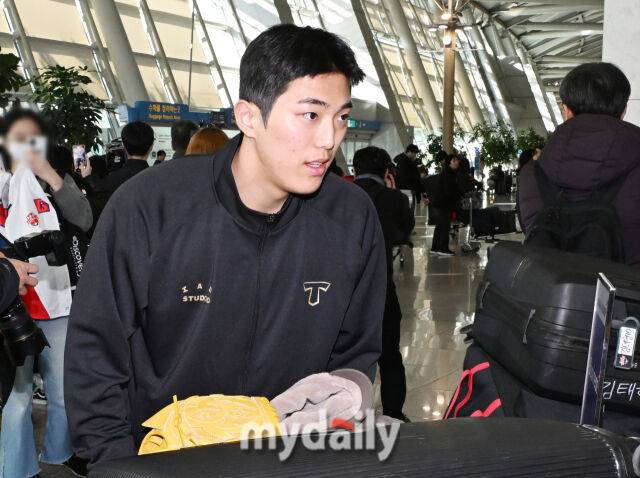 KIA 타이거즈 이의리가 스프링캠프 참가를 위해 23일 오전 인천국제공항을 통해 미국 캘리포니아주 어바인으로 출국하고 있다. KIA 타이거즈 선수단은 오는 25일부터 미국 캘리포니아주 어바인에서 스프링캠프를 갖고 체력 및 기술, 전술 훈련을 소화한다. 이후 2월 21일부터 3월 4일까지 일본 오키나와에서 연습경기를 갖고 본격적인 실전 체제에 돌입한다./마이데일리