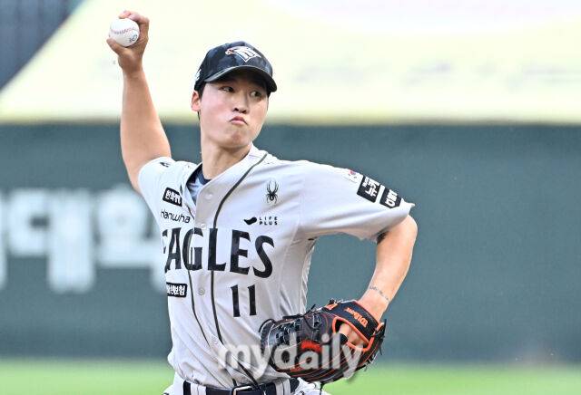 27일 오후 인천광역시 문학동 SSG랜더스필드에서 진행된 '2025 프로야구 KBO리그' SSG랜더스와 한화이글스의 경기. 한화 선발투수 엄상백이 역투하고 있다./마이데일리