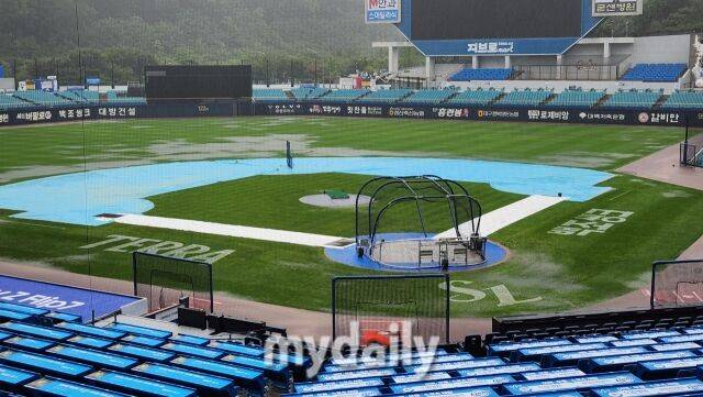 비 내리는 대구 삼성 라이온즈파크./대구=김경현 기자