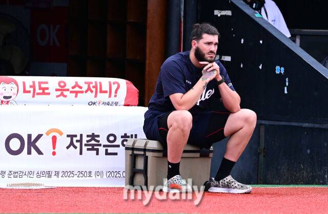 2025년 7월 17일 오후 경기도 수원 KT위즈파크에서 열린 '2025 신한 SOL뱅크 KBO 리그' 한화 이글스와 KT 위즈의 경기. 한화 선발투수 폰세가 그라운드를 보며 생각에 잠겨있다./수원 = 유진형 기자