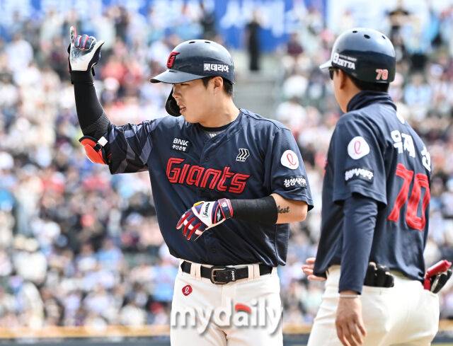 27일 오후 서울 잠실야구장에서 진행된 '2025 프로야구 KBO리그' 두산 베어스와 롯데 자이언츠의 경기. 롯데 고승민이 3회초 1사에서 안타를 친 뒤 환호하고 있다./마이데일리