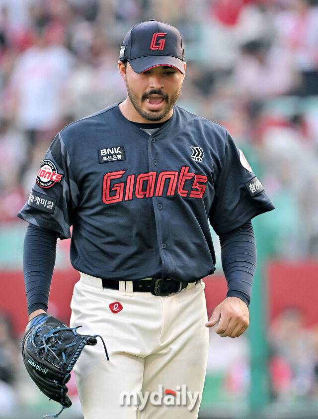 14일 오후 인천 문학동 SSG랜더스필드에서 진행된 '2025 프로야구 KBO리그' SSG랜더스와 롯데자이언츠의 경기. 롯데 감보아가 6회말을 무실점으로 막은 뒤 포효하고 있다./마이데일리