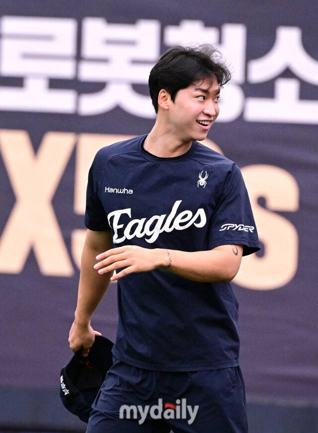 2025년 7월 17일 오후 경기도 수원 KT위즈파크에서 열린 '2025 신한 SOL뱅크 KBO 리그' 한화 이글스와 KT 위즈의 경기. 한화 엄상백이 KT 선수들을 보고 미소짓고 있다./수원 = 유진형 기자