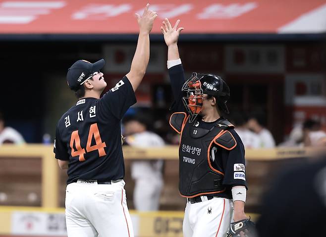 한화 투수 김서현과 포수 최재현이  5월9일 키움전에서 승리 세리머니를 하는 모습 [뉴시스]