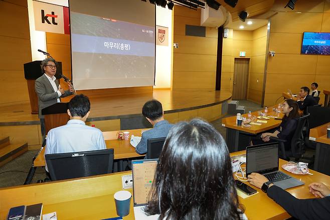 오승필 KT 기술혁신부문 부사장이 17일 서울 고려대학교 백주년기념삼성관에서 고려대와의 공동 연구 성과에 대해 총평 하는 모습. [KT 제공]