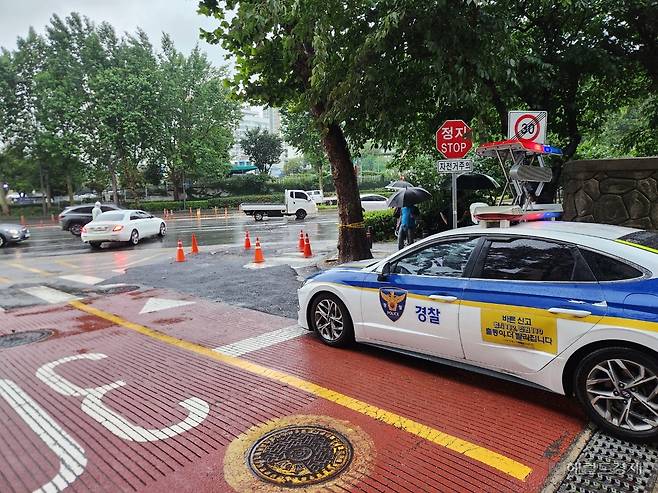 17일 서울 마포구 아현동 아현중학교 인근에서 발생한 싱크홀 통제 현장. 이영기 기자.