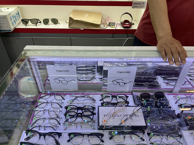 서울 중구의 한 안경원에서 판매 중인 명품 브랜드 아이웨어. 전새날 기자