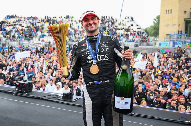 ABB FIA 포뮬러 E 월드 챔피언십 13라운드에서  재규어 TCS 레이싱 팀의 미치 에반스가 우승 뒤 기념사진을 촬영하고 있다. [JRL코리아 제공]