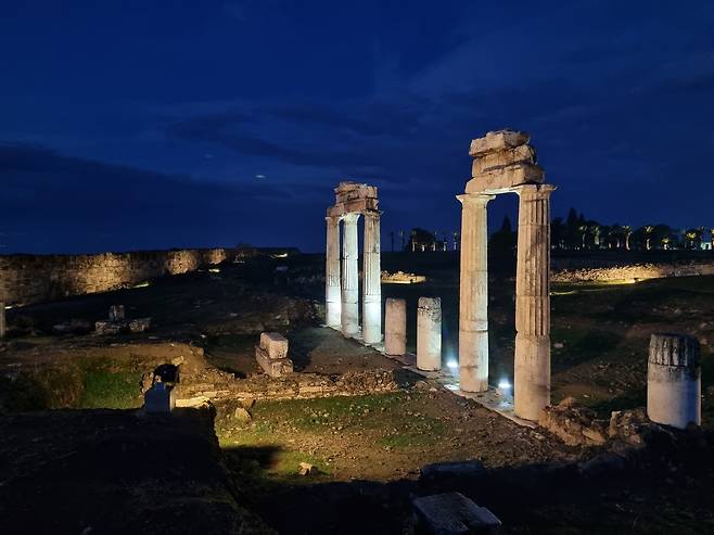 파묵칼레에 붙어있는 히에라폴리스 야간 관람