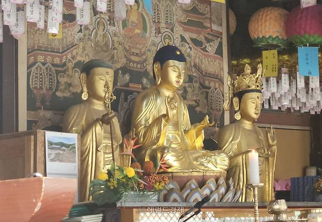 대웅전 목조 아미타여래좌상